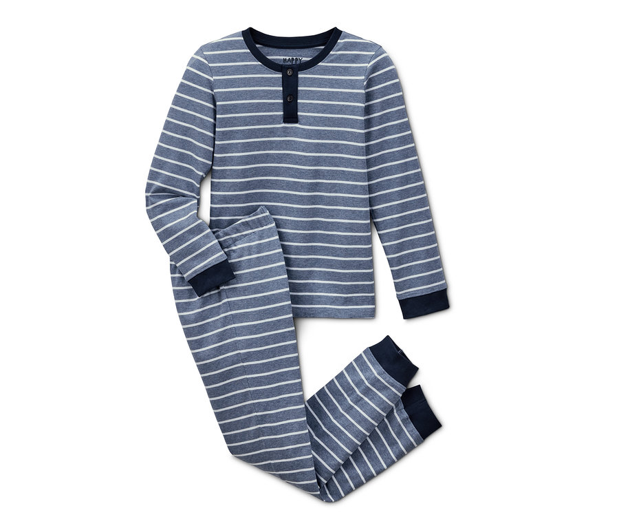Gestreifter Kinder-Pyjama in Blau und Weiss, bestehend aus einem langärmeligen Oberteil und einer Hose.