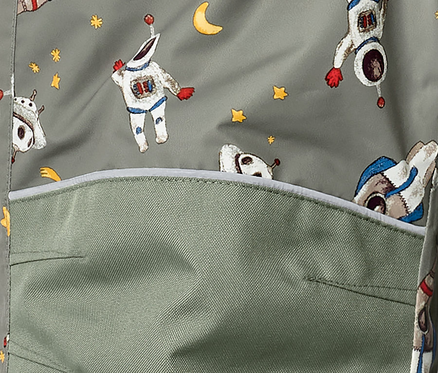 Detailansicht eines Kinder-Schneekombis mit Astronautenmuster und Tasche.