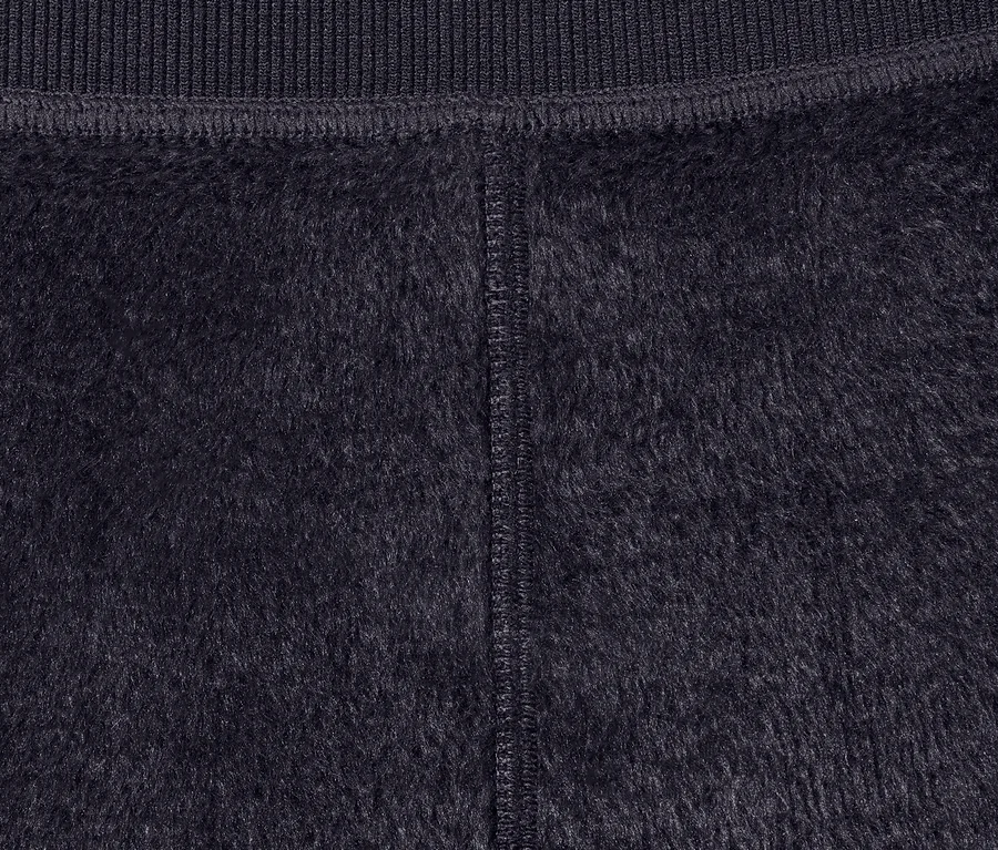 Detailaufnahme einer schwarzen gefütterten Leggings.