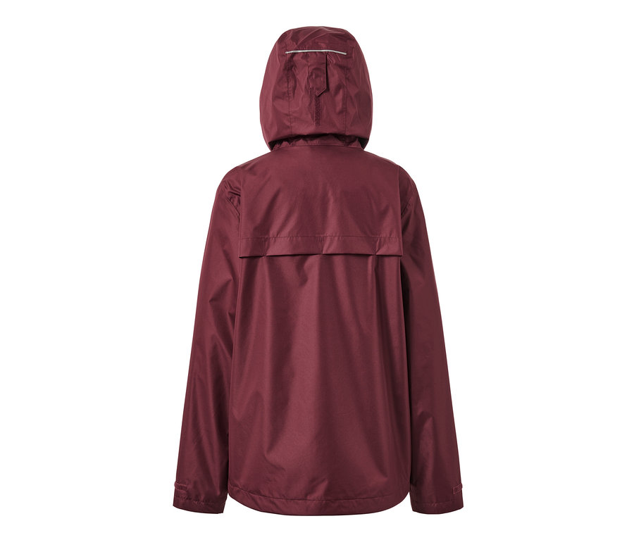 Rückansicht einer weinroten Regenjacke.