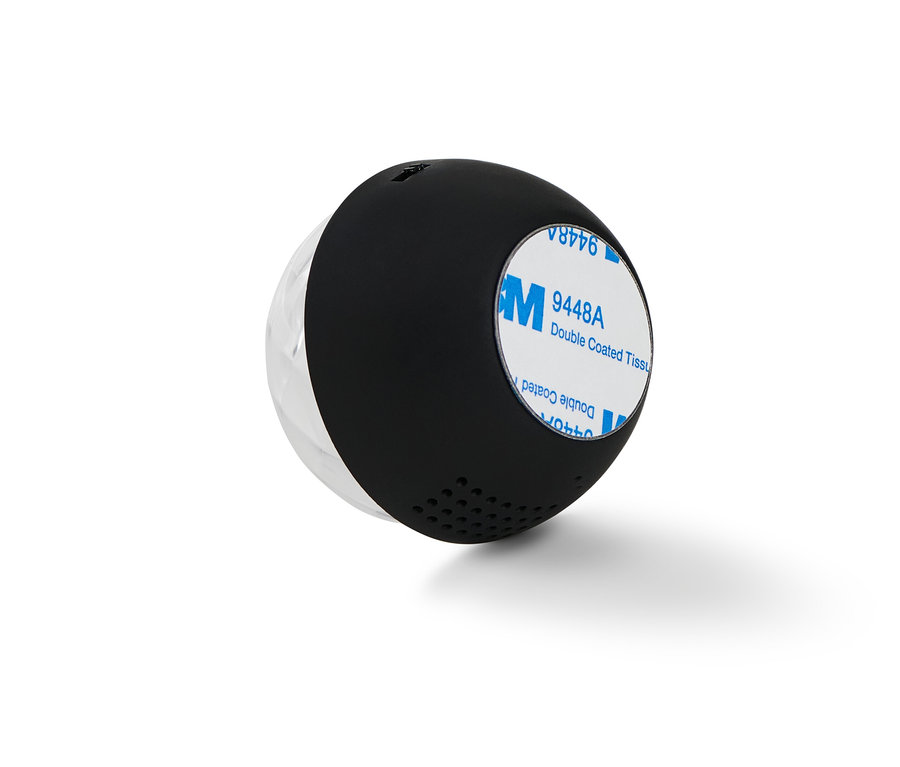 Detailansicht einer Mini-Discokugel mit Klebeband auf einem weißen Hintergrund.