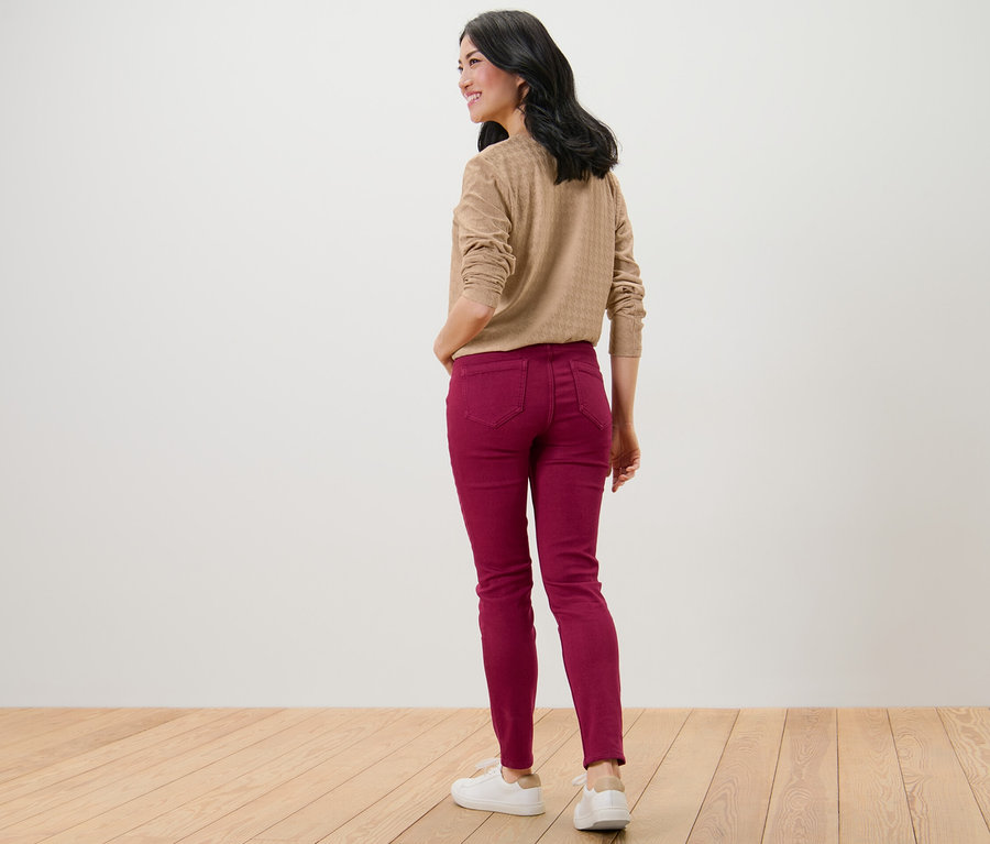 Eine Frau steht von hinten auf einem Holzboden und trägt Treggings – Fit »Nelly«.