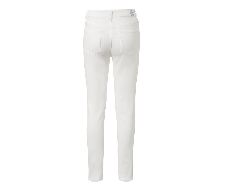 Detailansicht der Rückseite der cremeweißen Jeans »Fit Emma«.
