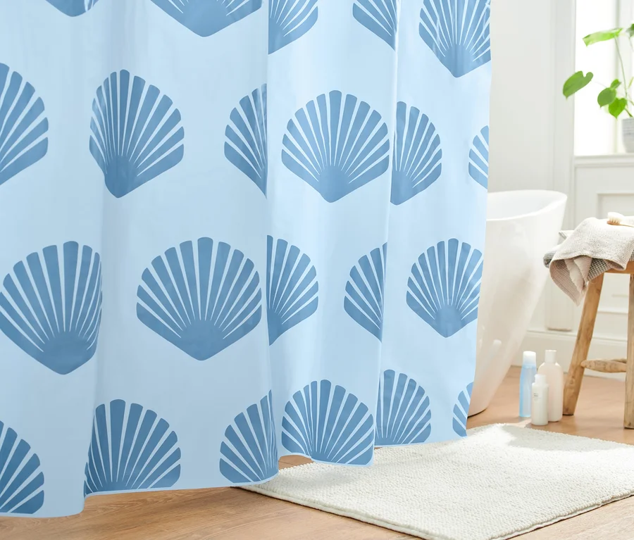 Blauer Duschvorhang mit Muschelmuster im Badezimmer.