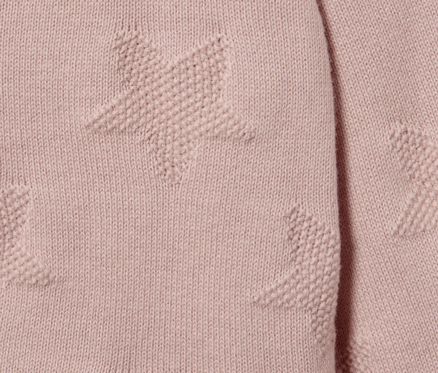 Detailansicht einer Kinder-Strickjacke mit Sternen.