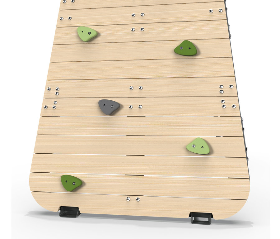 Detail einer hölzernen Kletterwand mit bunten Klettergriffen. EXIT Klettergerüst MB220.