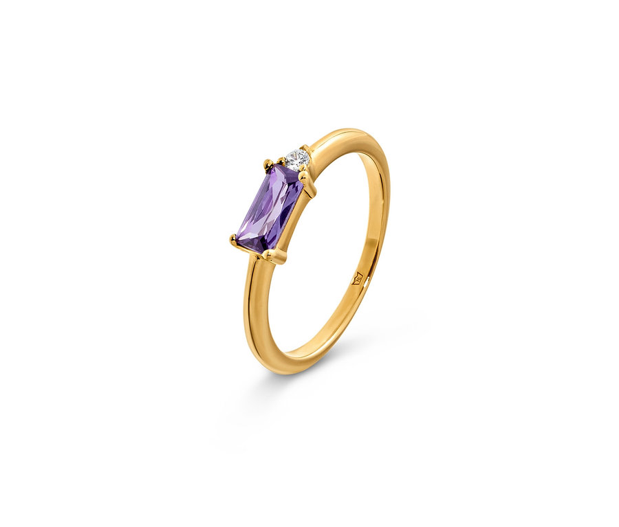 Goldener Ring mit lila Stein und kleinem klaren Stein.