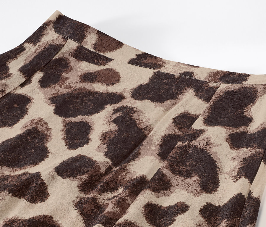 Detailansicht eines bedruckten Midirocks.