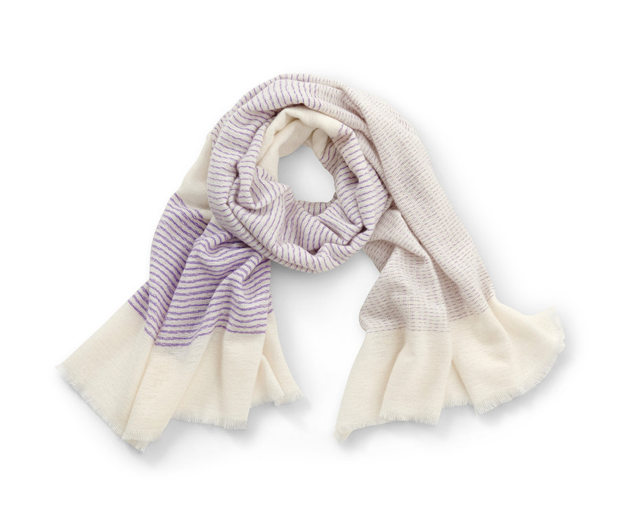 Gestreifter Webschal zusammengerollt auf einem weißen Hintergrund.