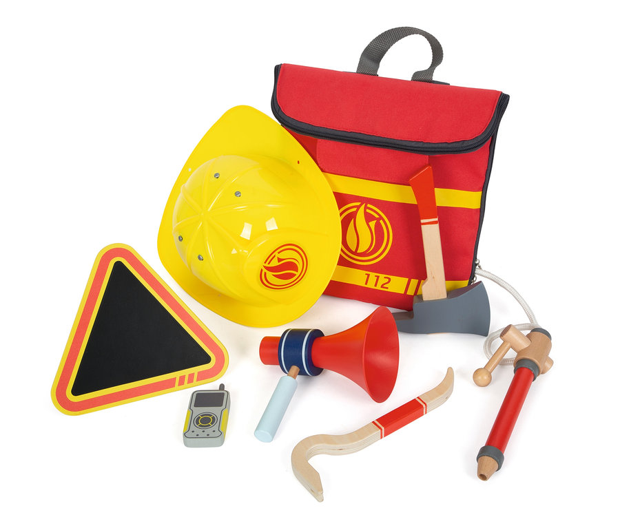 Ein gelber Feuerwehrhelm und ein small foot Feuerwehrrucksack mit Spielzeugen wie einem Megaphon und einer Axt.