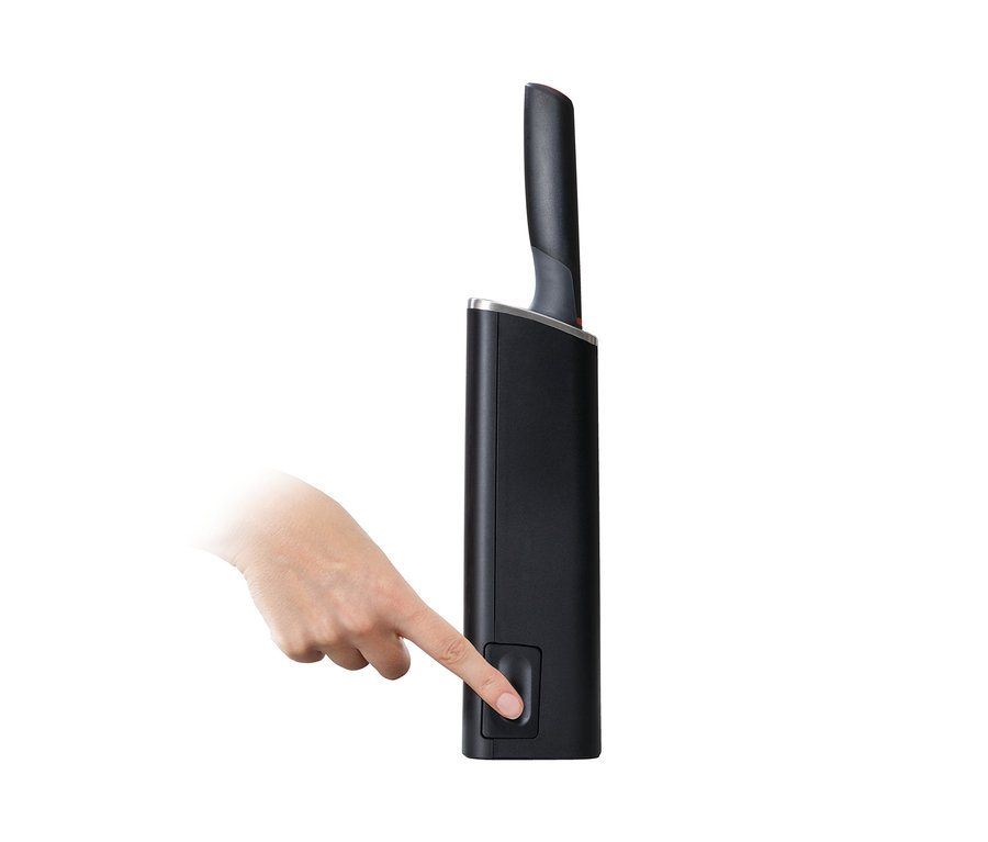 Eine Hand drückt einen Knopf am schwarzen Joseph Joseph Messerblock mit Schärfer »Elevate«.