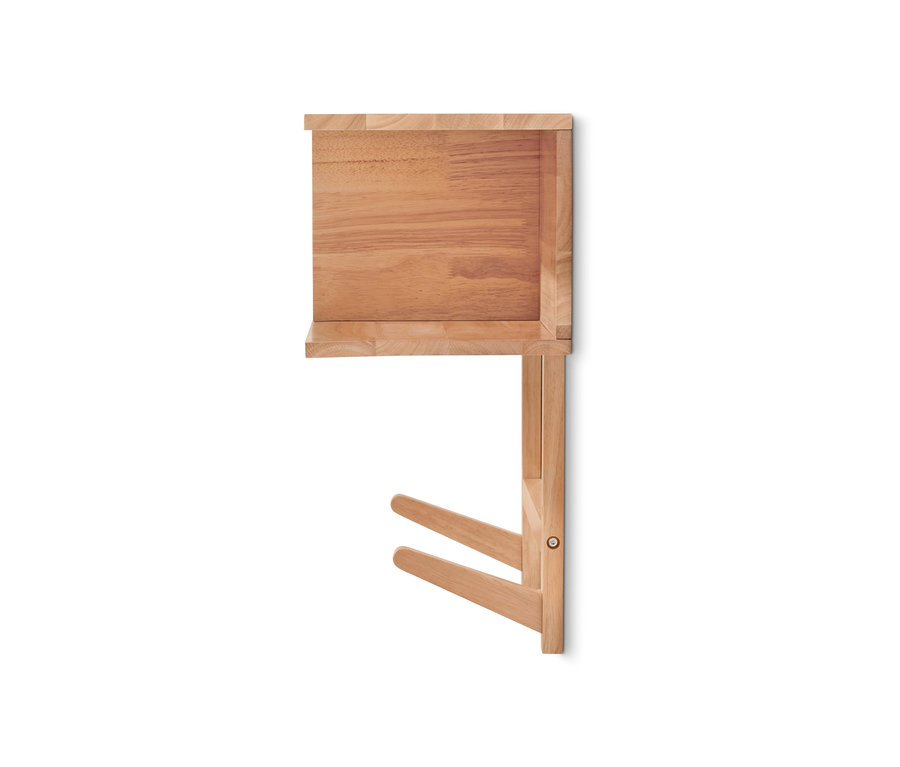 Ein Wandregal aus hellem Holz.