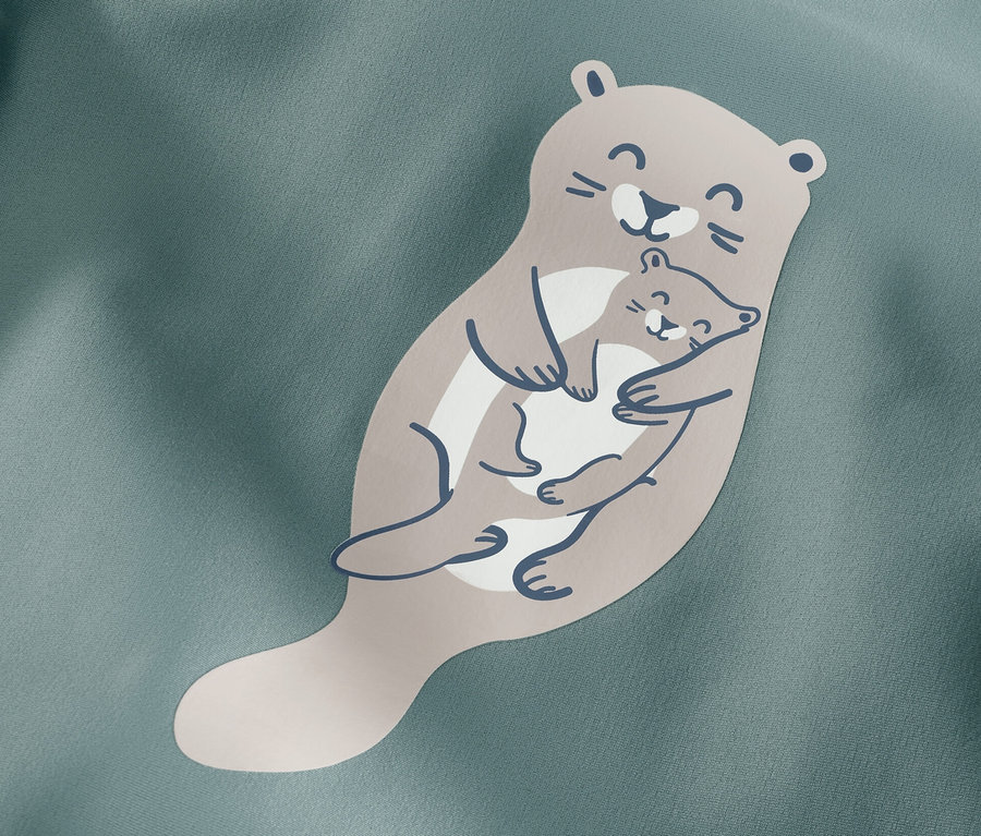 Blaugrüner Stoff mit Otter-Mutter und Kind-Cartoon. UV-Schutz-Kombi mit UV-Schutzfaktor 80, Otter.