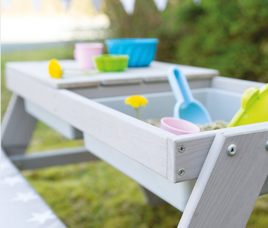 Graue roba Kinder-Outdoor-Sitzgruppe »Picknick for 4« mit Spielwannen im Garten.
