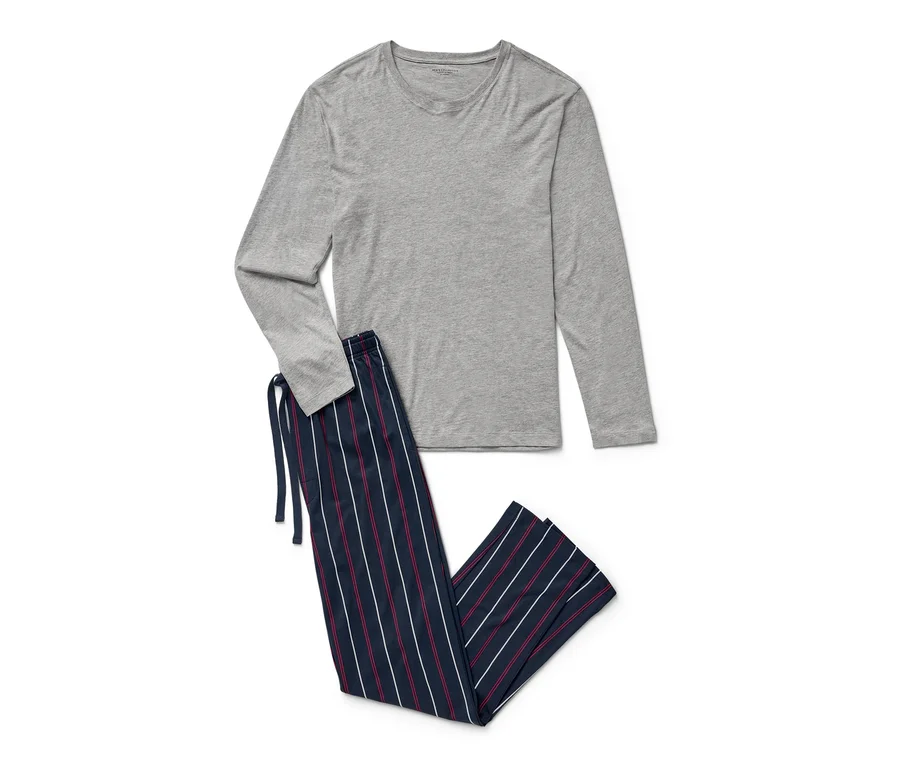 Graues langärmeliges Pyjama-Oberteil und eine gestreifte Pyjamahose.