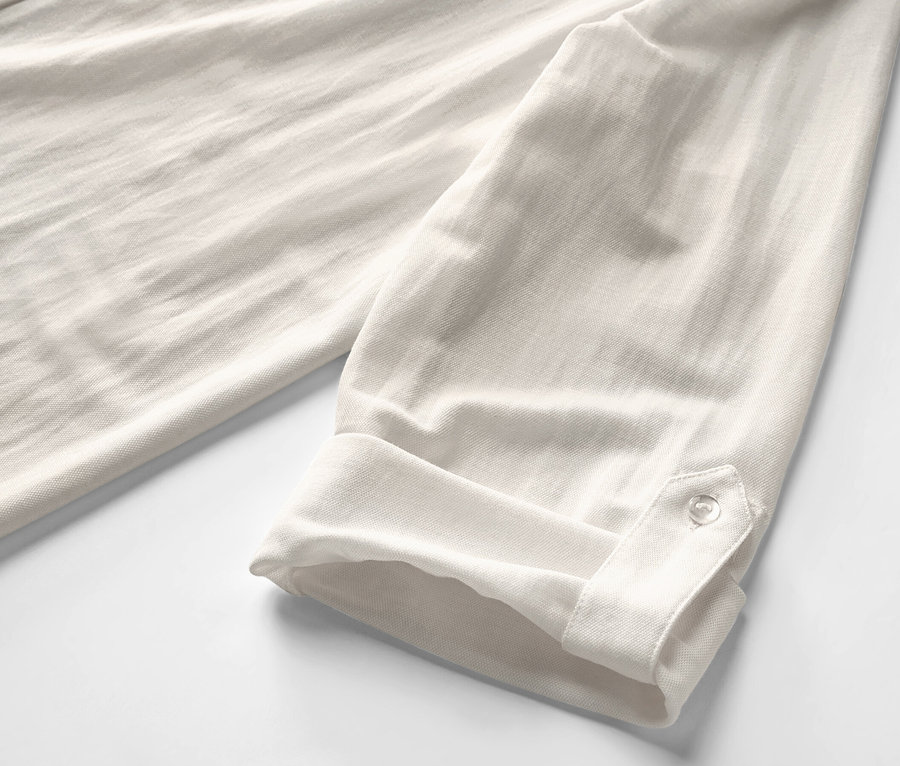 Detail einer cremeweißen Piqué-Jerseybluse.