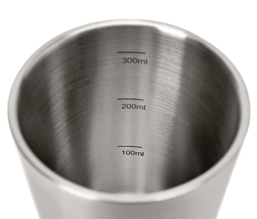 Nahaufnahme des Inneren eines metallenen Camping-Bechers mit Markierungen für 100ml, 200ml und 300ml Füllmenge. 2 Camping-Becher.