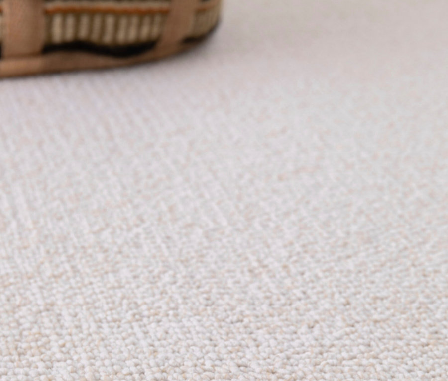 Nahaufnahme eines cremefarbenen Teppichs der Sorte "Daisy", ca. 200 x 290 cm und ca. 160 x 230 cm.