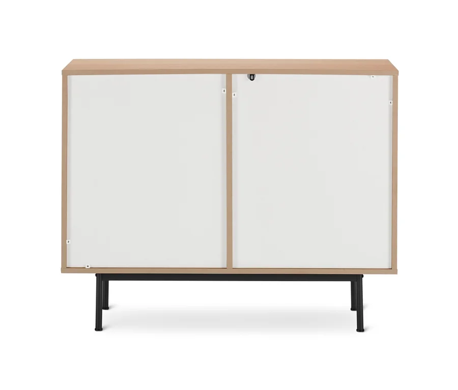 Eine weiss-beige Kommode »Finnsbo« steht auf schwarzen Füßen vor einem weißen Hintergrund.