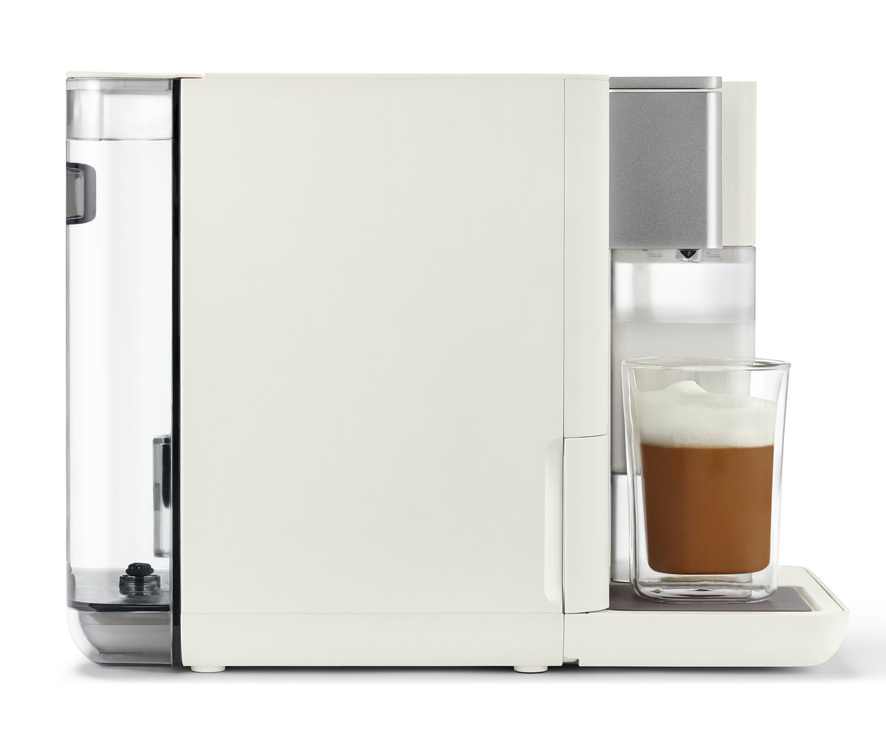 Ein Qbo MILK MASTER White Cashmere Kaffeezubereiter in Weiß mit einem Glas geschäumten Kaffee.