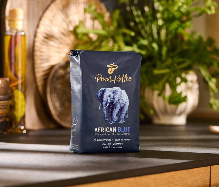 Eine Packung Privat Kaffee African Blue - 1x 500 g Ganze Bohne steht auf einer Küchentheke.