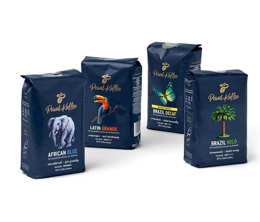 Vier Packungen Privat Kaffee Probierset - Ganze Bohne sind auf einem weißen Hintergrund angeordnet.