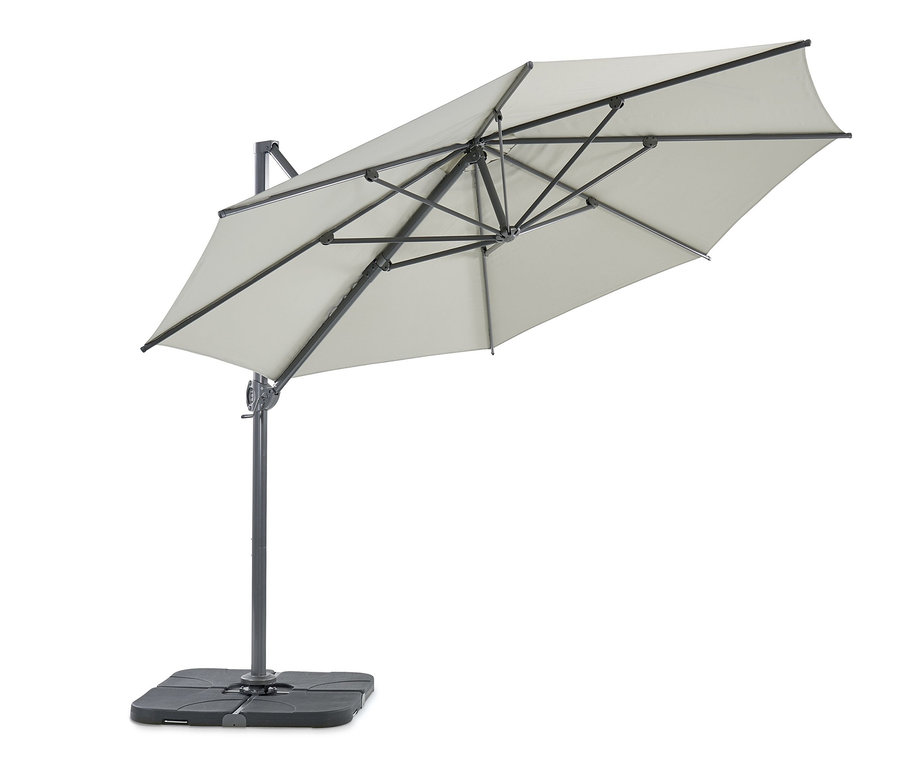 Grauer Sonnenschirm steht auf einem schwarzen Leco Plattenset für Kreuzständer.
