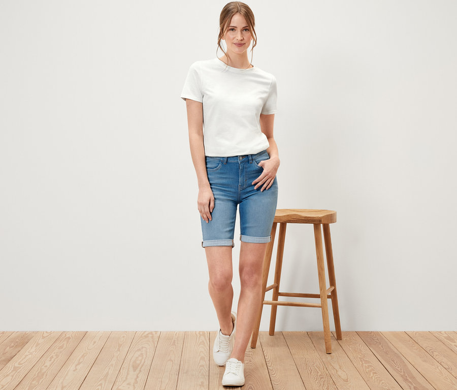 Frau posiert in light blue Denim Bermuda Jeans ‒ Fit »Lea«.