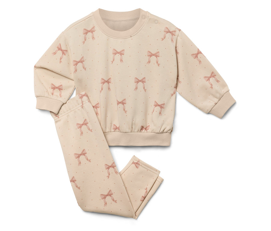 Ein beiges Set mit Schleifenmuster, bestehend aus einem Sweatshirt und einer Hose.