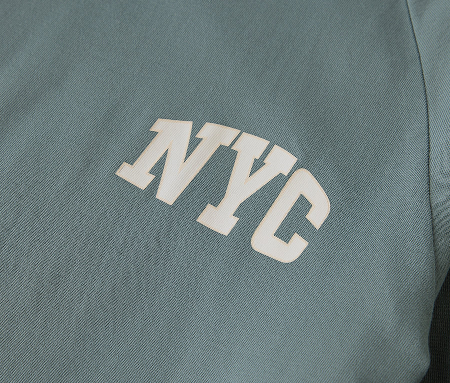 Detailaufnahme eines Kinder-Pyjama-Sets mit NYC-Schriftzug.