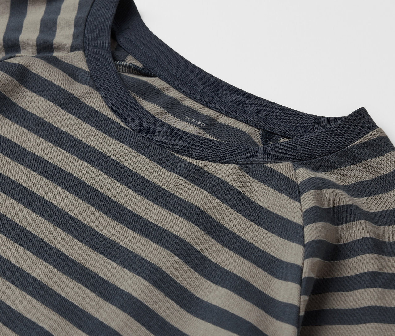 Detailaufnahme eines khaki- und marineblau gestreiften T-Shirts mit Rundhalsausschnitt.