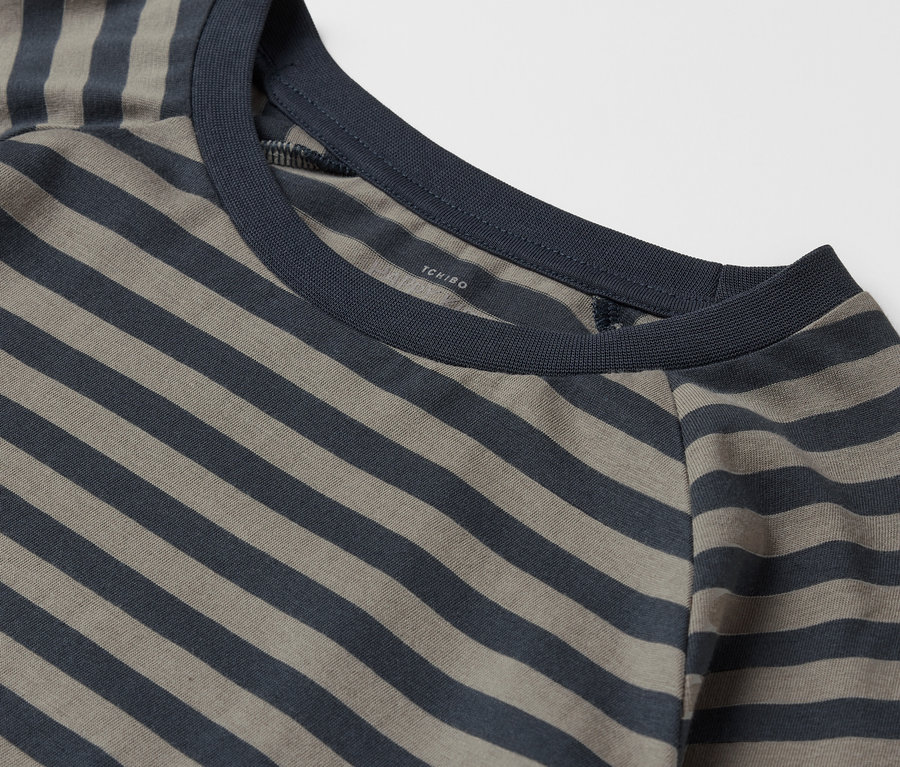 Detailaufnahme eines khaki- und marineblau gestreiften T-Shirts mit Rundhalsausschnitt.