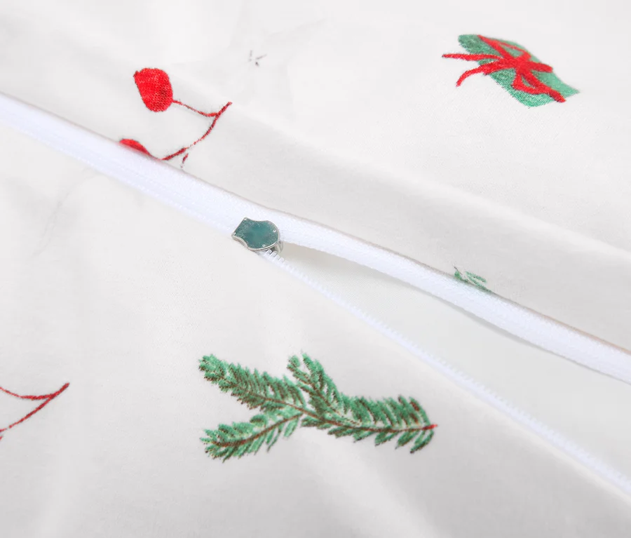Detailansicht eines weißen Bettbezugs mit Reißverschluss und Weihnachtsmotiven.