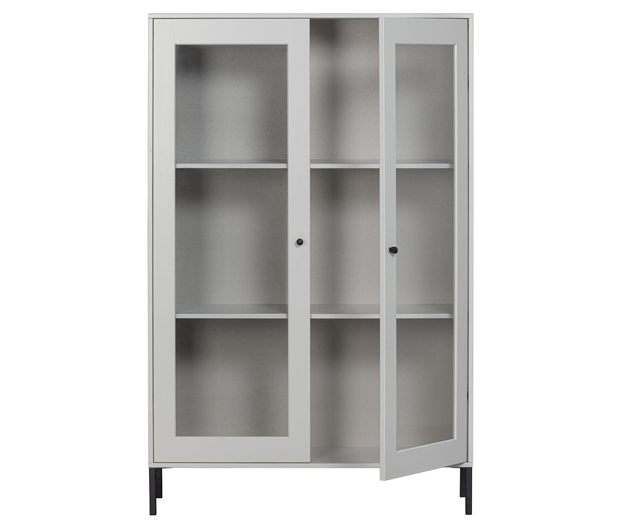 Grauer Glasschrank mit drei Regalböden, eine Tür ist geöffnet.