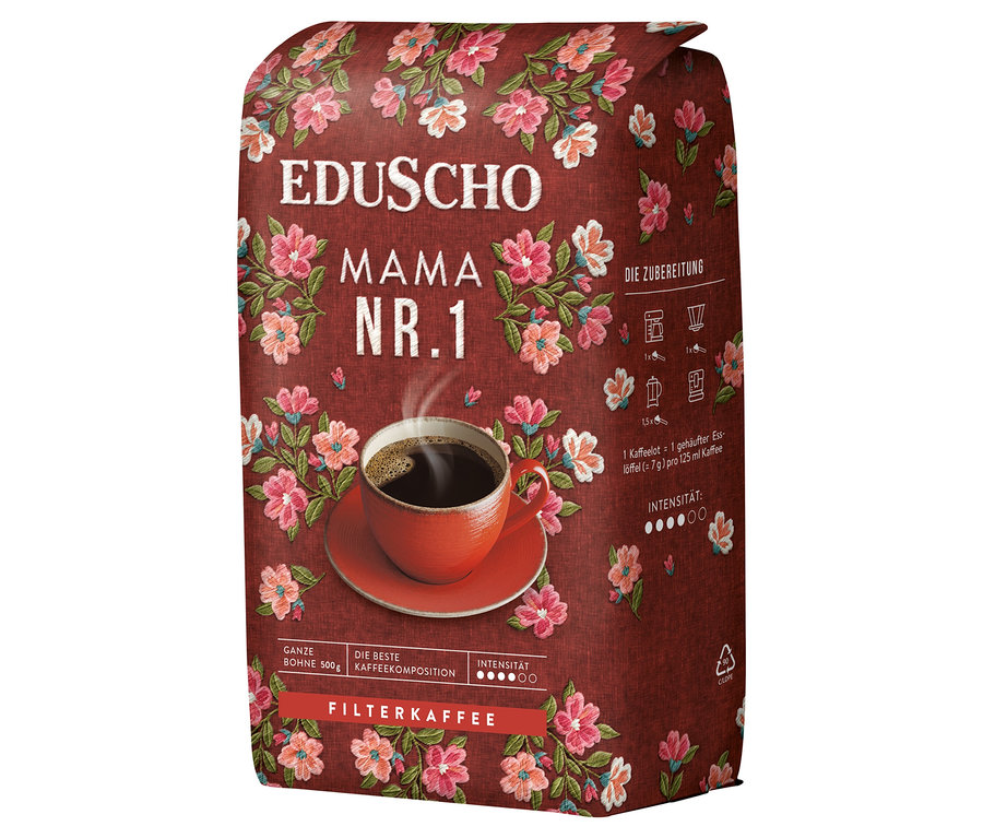 Eine Packung EDUSCHO Mama Nr. 1 Ganze Bohne Kaffee mit einer Tasse Kaffee im Vordergrund.