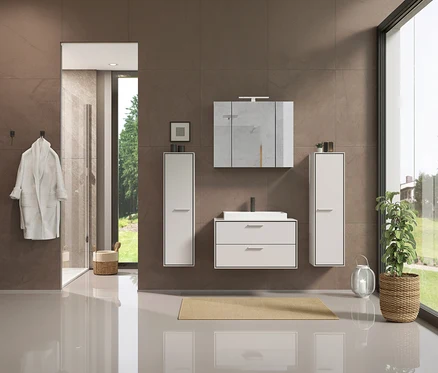 Badezimmer mit Waschbeckenunterschrank, Spiegelschrank und zwei Hochschränken. Ein weißer Bademantel hängt an der Wand.