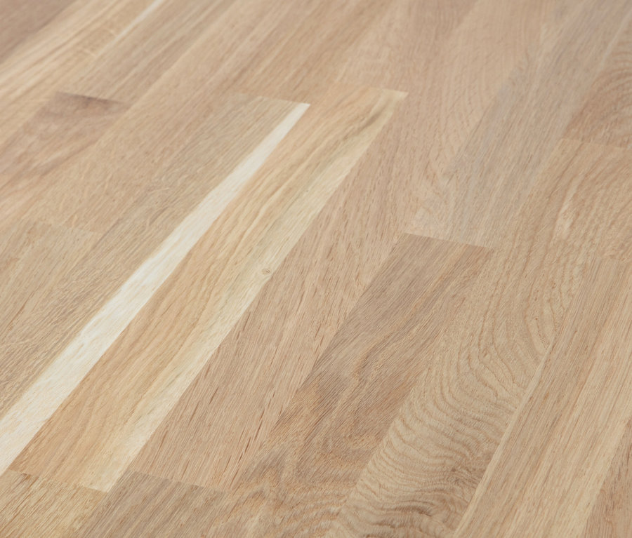 Nahaufnahme der Tischplatte des runden Woood »Rhonda« Esstisches.