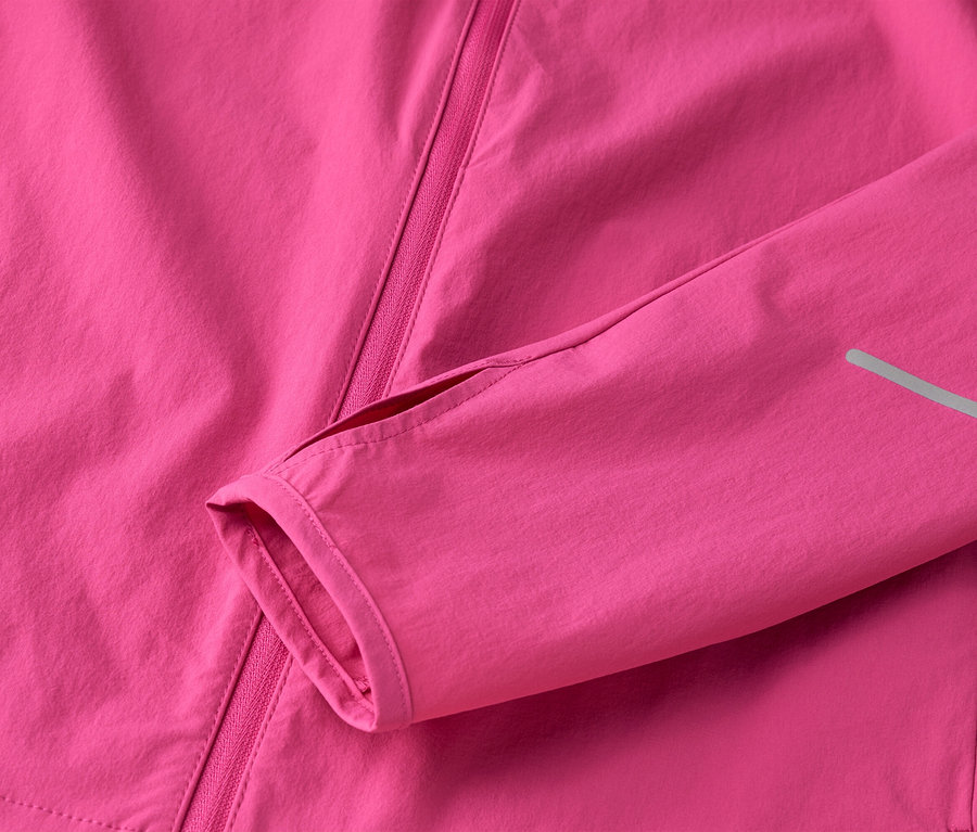 Nahaufnahme einer pinkfarbenen Jacke mit Reißverschluss und Ärmel mit Daumenloch.
