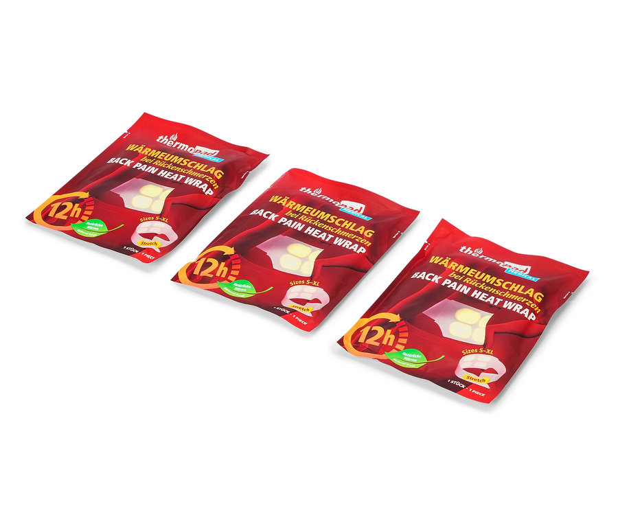 Drei Wärmepflaster für Rückenschmerzen in roter Verpackung liegen auf einem weißen Untergrund.