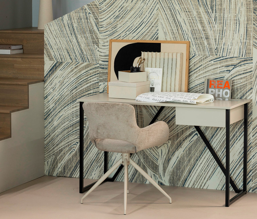 Ein WOOOD Schreibtisch »New Julius« steht mit einem Stuhl vor einer gemusterten Tapete.
