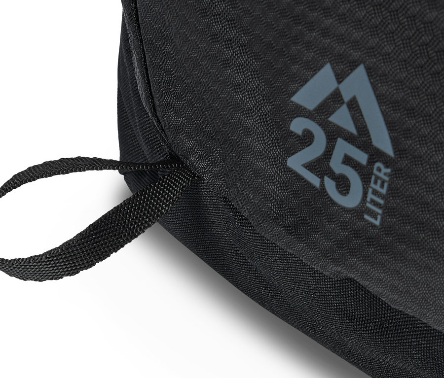Nahaufnahme eines schwarzen 25-Liter-Rucksacks mit Tragegriff.