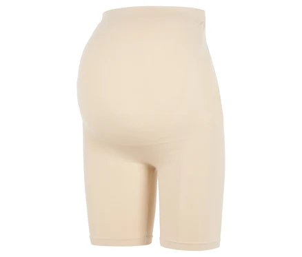 Nahaufnahme von beigen, formenden Umstandsshorts.