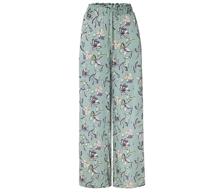 Hellblaue, weite Hose mit Blumenmuster.