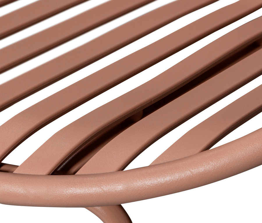 Detailansicht einer rosafarbenen Stuhloberfläche mit schmalen, parallelen Streben.