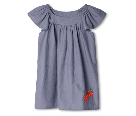 Kinder-Webkleid in Hellblau mit Rüschenärmeln und gerafftem Ausschnitt, bestickt mit zwei roten Erdbeeren unten rechts.