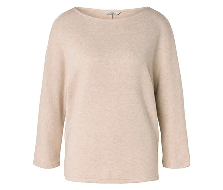 Ein beiger Pullover mit Rundhalsausschnitt und Dreiviertelärmeln liegt auf einem weißen Hintergrund.