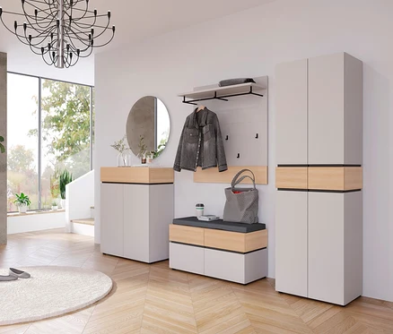 Eingangsbereich mit Garderobe, Spiegel und Schuhschrank in Weiß und Holzoptik. Eine graue Jacke hängt an der Garderobe.
