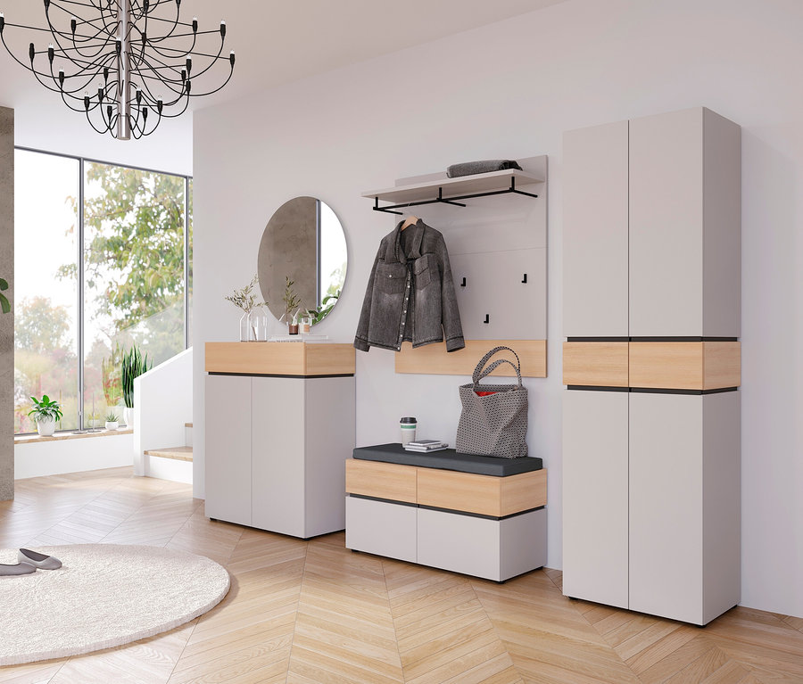 Eingangsbereich mit Garderobe, Spiegel und Schuhschrank in Weiß und Holzoptik. Eine graue Jacke hängt an der Garderobe.