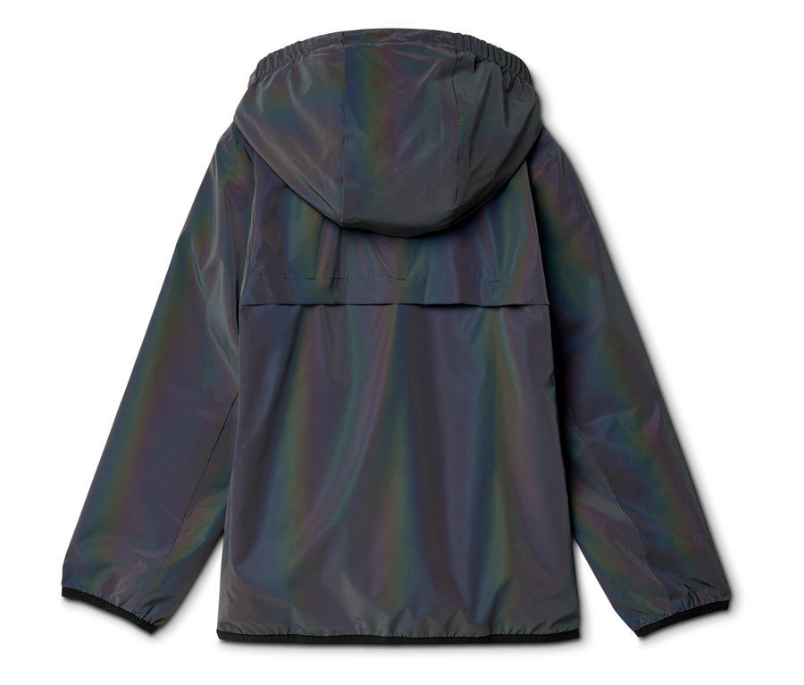 Rückansicht einer reflektierenden Regenjacke mit Kapuze vor einem weißen Hintergrund.