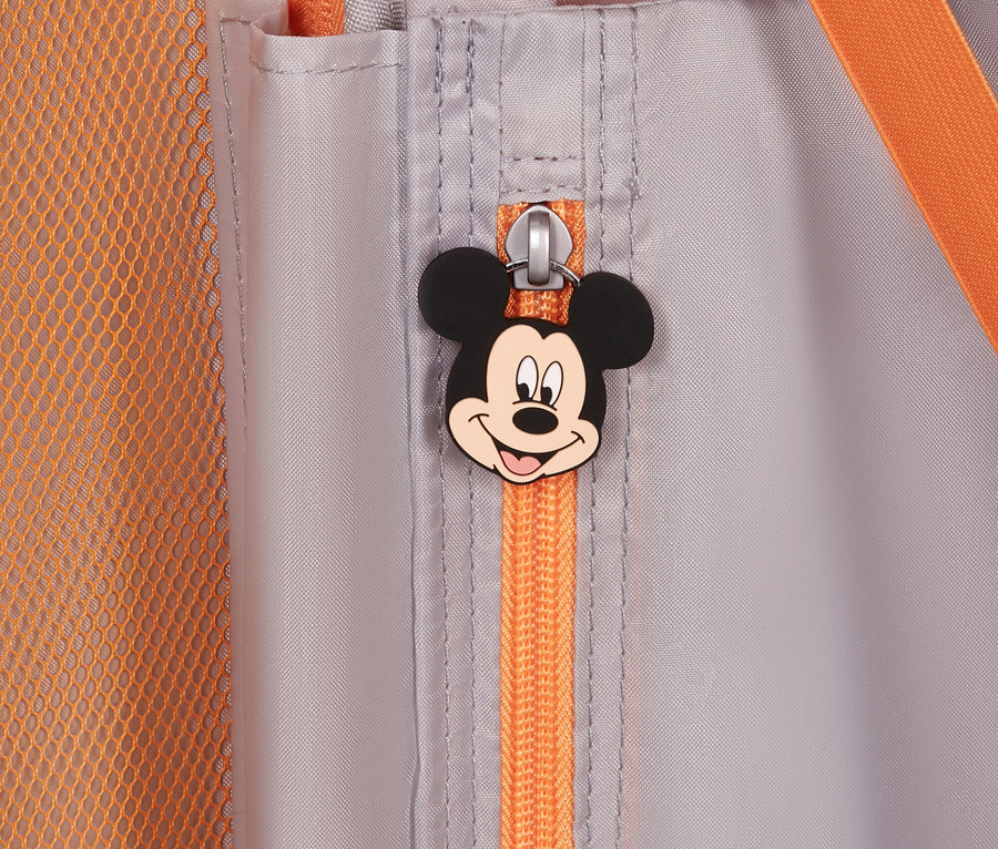 Nahaufnahme eines grauen Gepäckstücks mit orangefarbenem Reißverschluss und einem Mickey-Mouse-Reißverschlussanhänger.